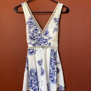 “rumor boutique” white romper with blue flowers